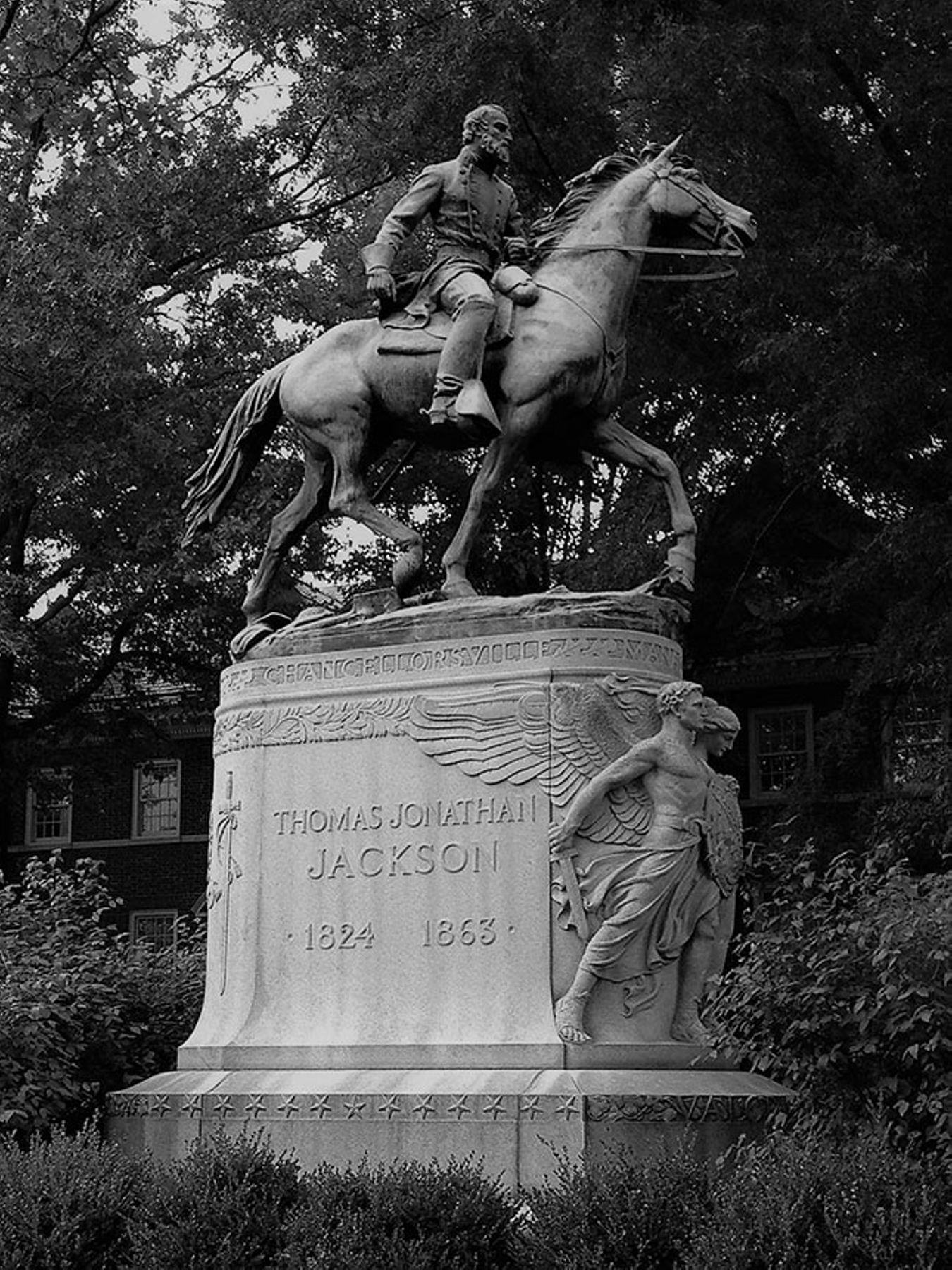 Photo: Nickmorgan2, Wikimedia Commons, black and white