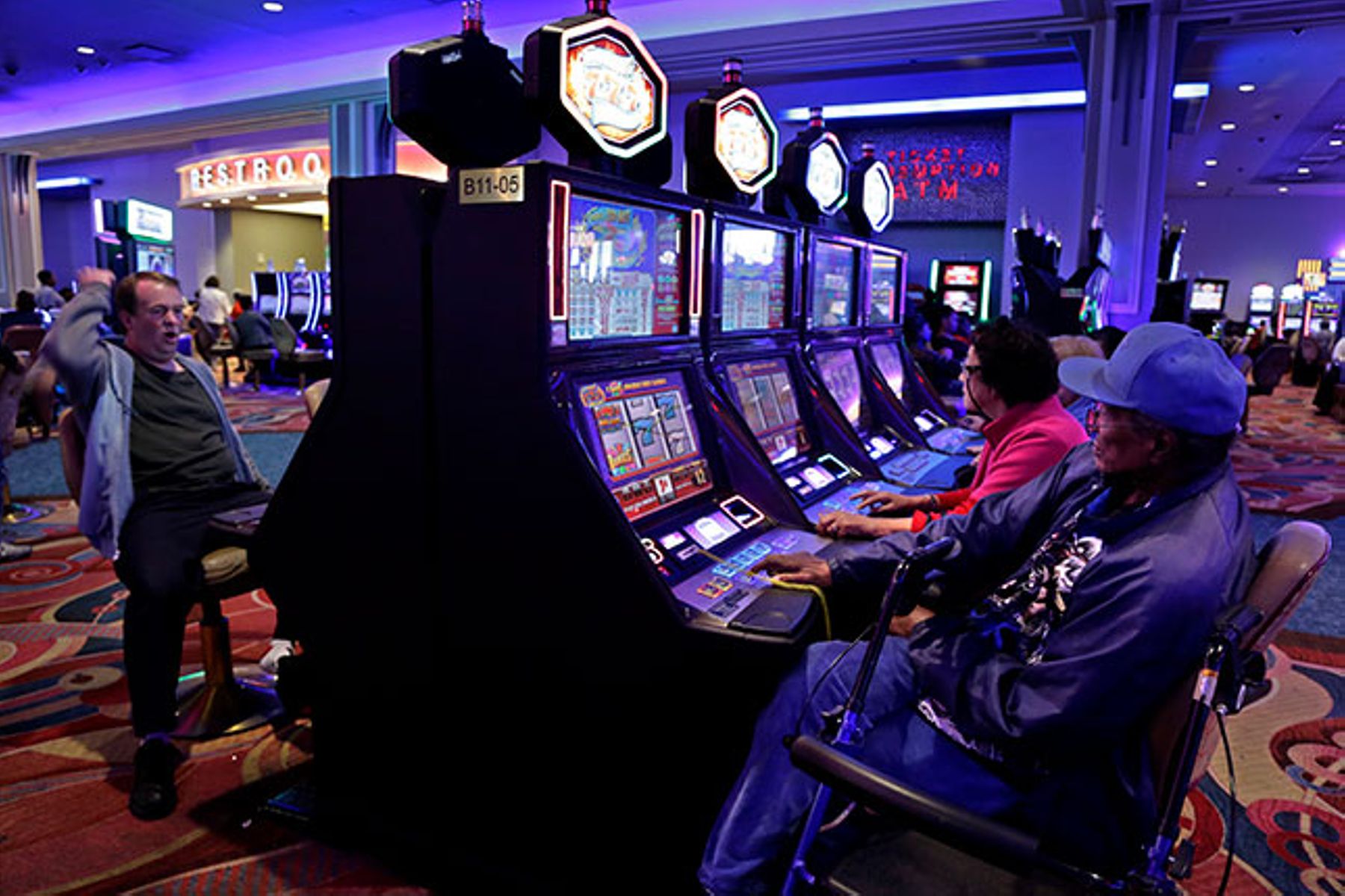 A racetrack casino in Queens: promising thousands of jobs for New York City, Mayor Eric Adams wants to expand gambling. (JULIE JACOBSON/AP PHOTO) A racetrack casino in Queens: promising thousands of jobs for New York City, Mayor Eric Adams wants to expand gambling. (JULIE JACOBSON/AP PHOTO)