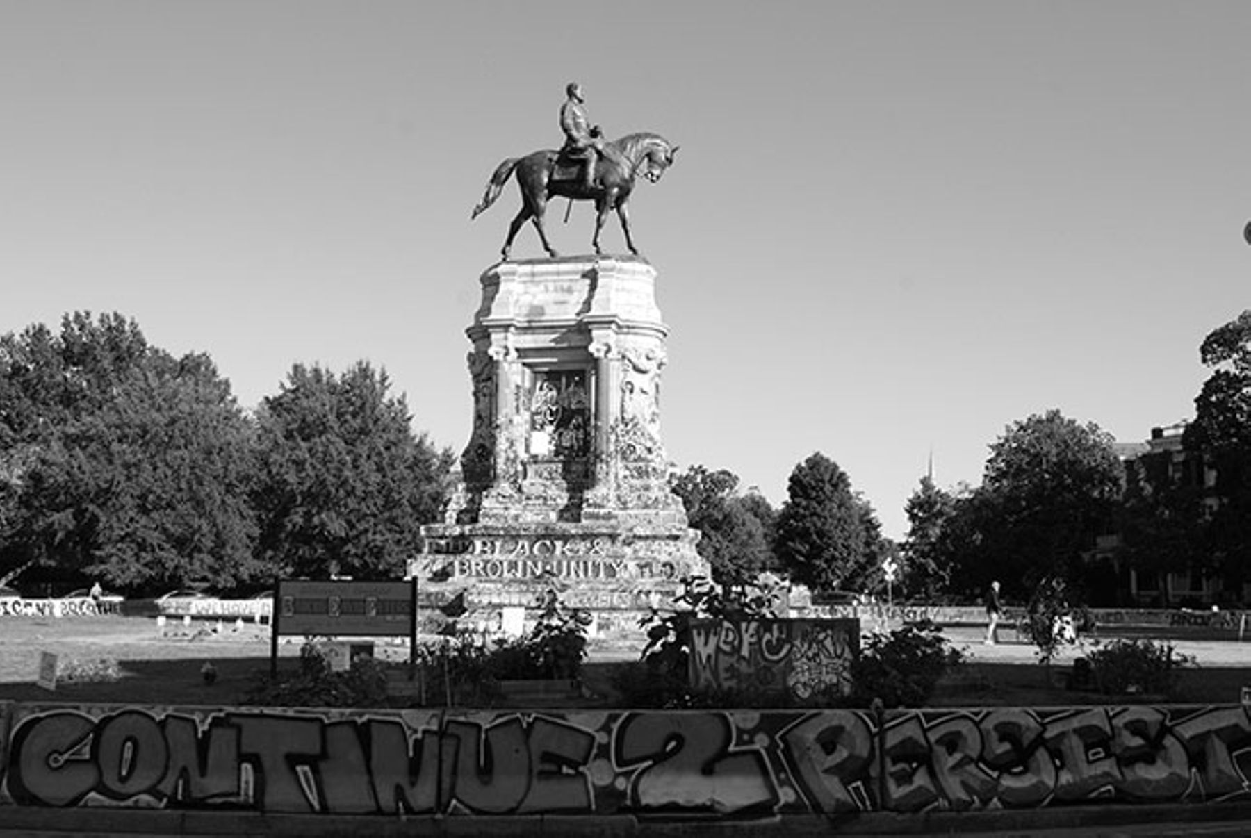 The bronze equestrian statue (1890) of Robert E. Lee covered in graffiti, September 2020 (Photo courtesy of author) The bronze equestrian statue (1890) of Robert E. Lee covered in graffiti, September 2020 (Photo courtesy of author)