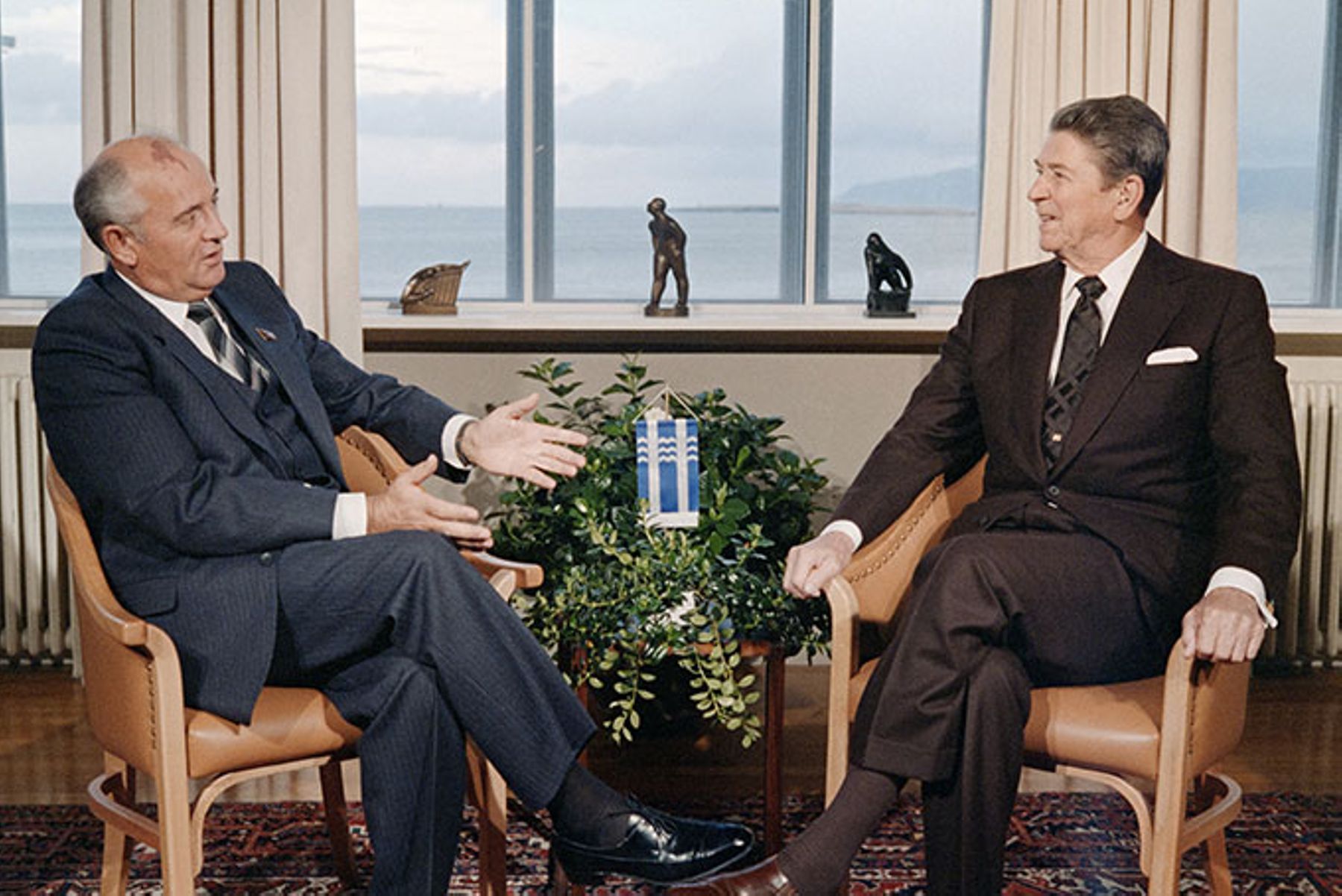 Mikhail Gorbachev and Ronald Reagan &nbsp;begin their talks, on 10-11-1986 at the Hofdi House during the Reykjavik Summit in Iceland.
