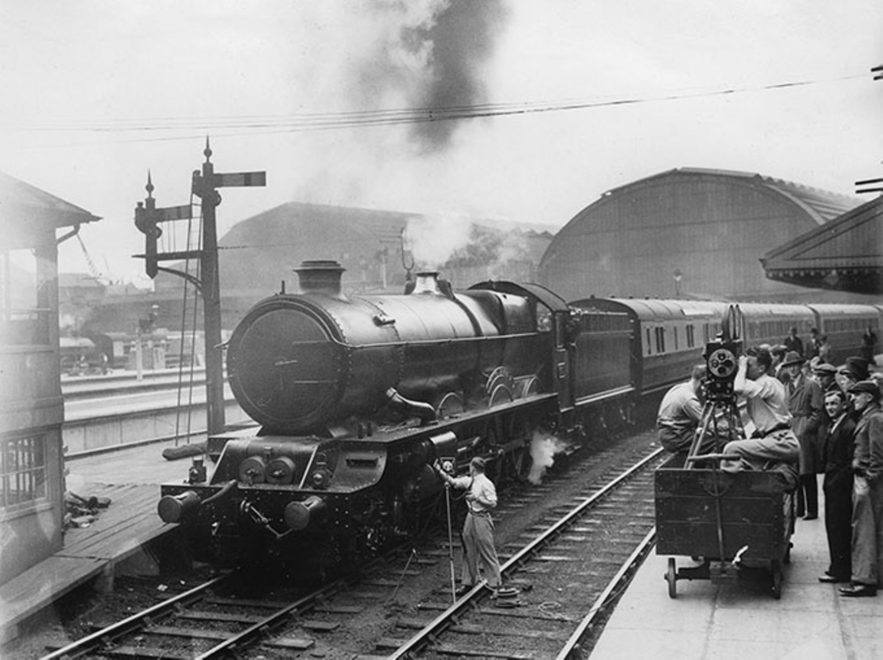 A train leaving Paddington Station in London in 1932.