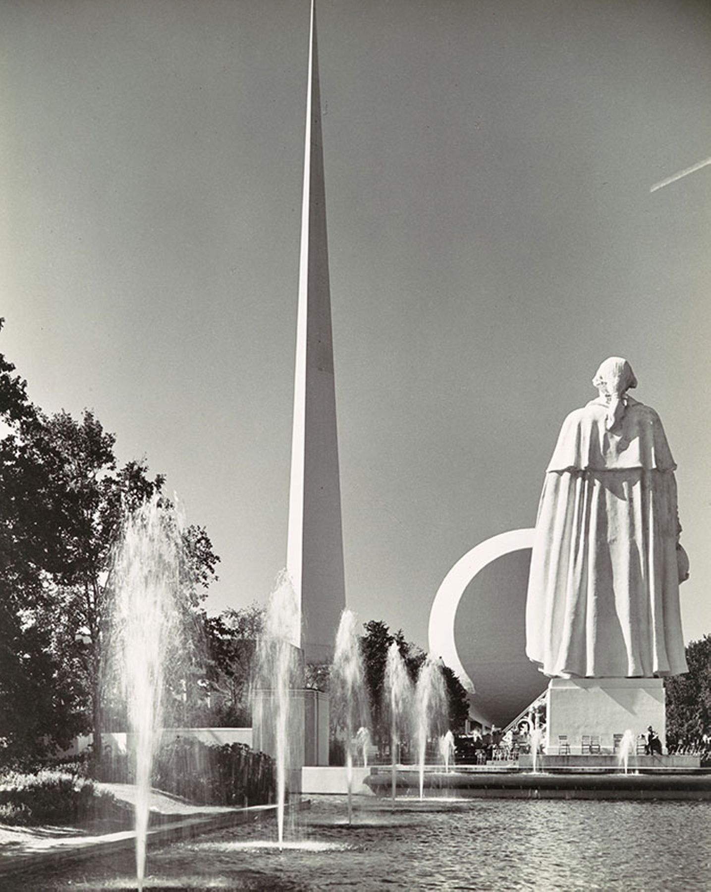 Fountains at the 1939 New York World’s Fair, with Trylon and Perisphere in the background.