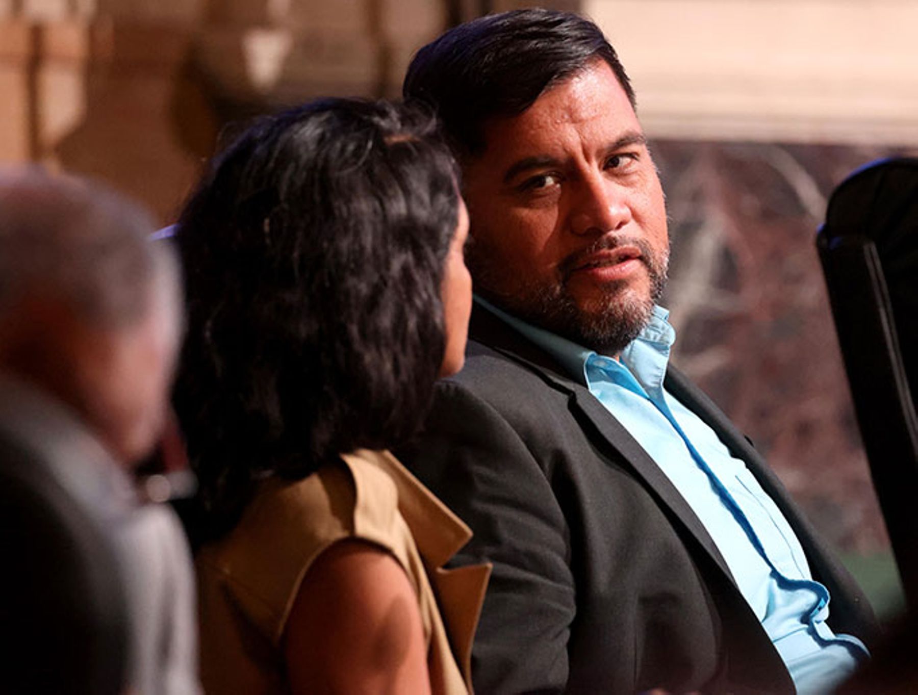 LA councilmember Hugo Soto-Mart&iacute;nez, speaks with councilmember Nithya Raman during a city council meeting.