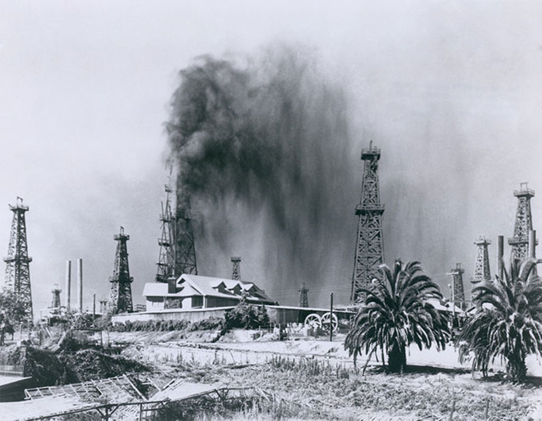 Oil gushes at Signal Hill, near Long Beach, California, one of the world&rsquo;s most productive oil fields of the 1920s.